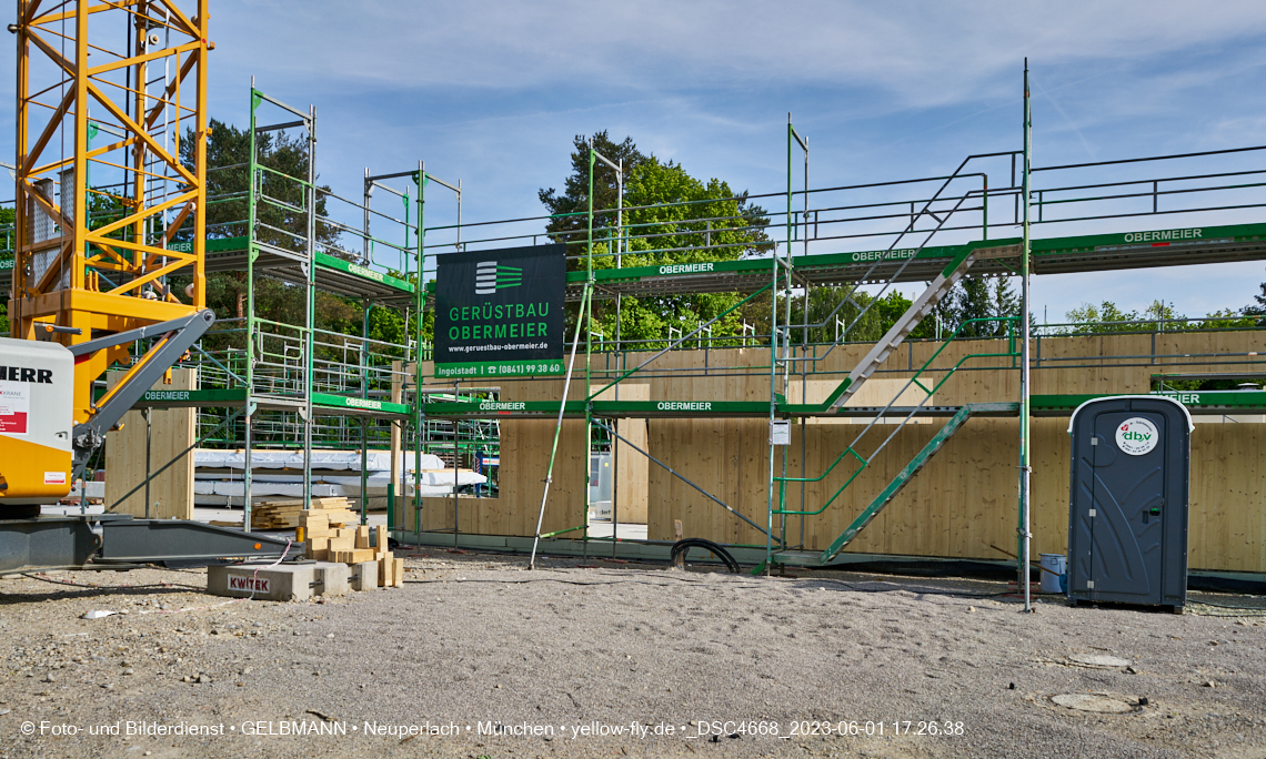 01.06.2023 - Neue Holzwände für das Haus für Kinder in Neuperlach in München